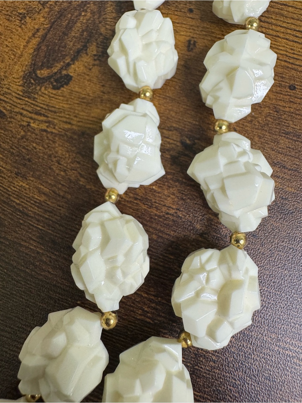 Vintage Cream Bead Necklace with Gold Accents - Rocks, Deco, Iconic - Picture 6 of 9